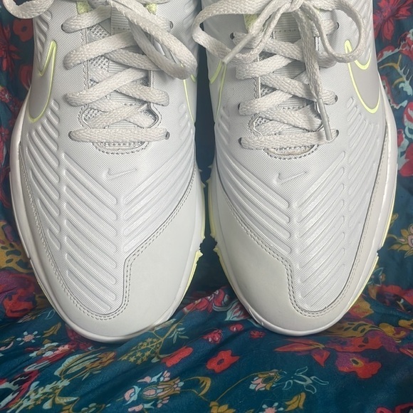 Brand New Nike Golf Shoes Lace Up Sneakers Light Gray & Yellow Traction Modern - Picture 8 of 15